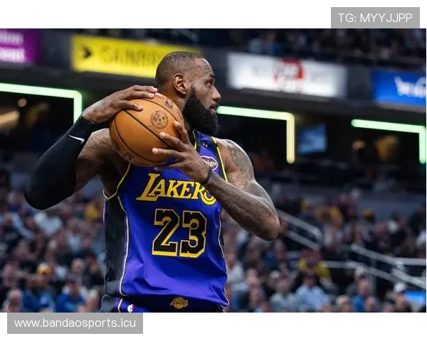 湖人关键时刻三分绝杀全场球迷欢呼声震天激动场面难以忘怀